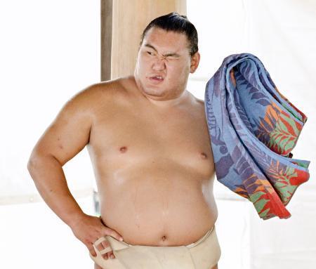 　伊勢ケ浜部屋に出稽古し、汗を拭う豊昇龍＝名古屋市