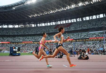 　女子８００メートル予選を突破した久保凛（左）＝撮影・石井剣太郎