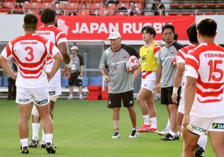 　前日練習で指導する日本代表のジョーンズＨＣ（中央）＝ミクニワールドスタジアム北九州