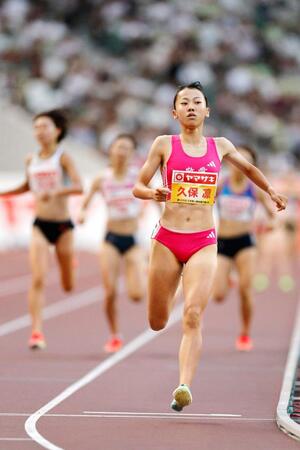 　女子８００メートル予選でゴールする久保凜