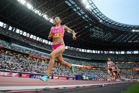 　女子８００メートル予選　力走する久保凜