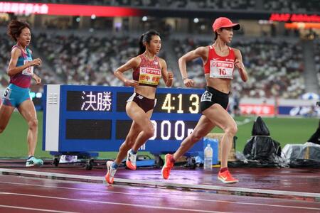 　女子５０００メートル決勝に臨む田中希実（中央）＝撮影・石井剣太郎