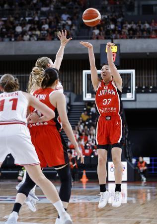 　デンマーク戦の第３クオーター、シュートを放つ藪＝有明アリーナ