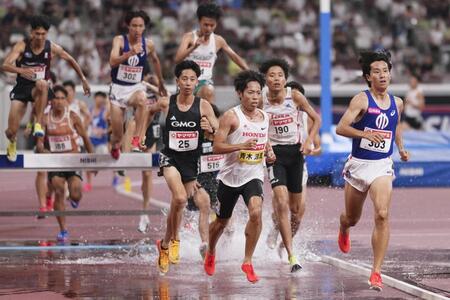 　男子３０００メートル障害　力走する青木涼真（右から３人目）