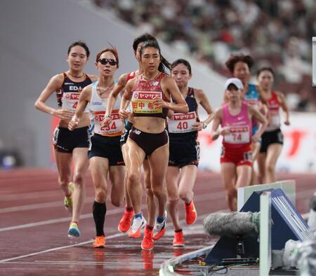 　女子５０００メートル決勝を制した田中希実（中央）＝撮影・石井剣太郎