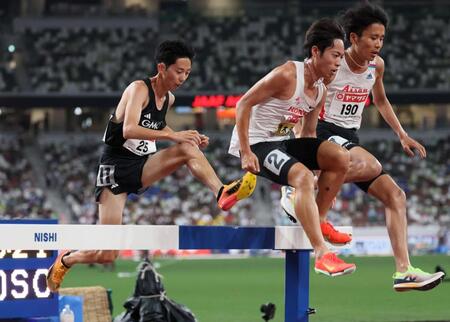 　男子３０００メートル障害に臨む小原響（左端）＝撮影・石井剣太郎