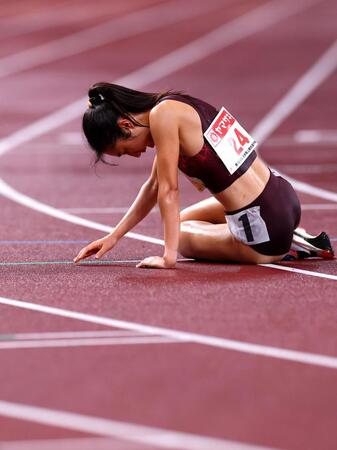 　女子５０００メートル決勝のゴール後、倒れ込む田中希実（代表撮影）