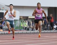 　男子１００ｍ予選７組に臨むサニブラウン（右）と桐生祥秀（撮影・石井剣太郎）