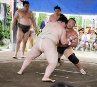 　王鵬と相撲を取る朝乃山