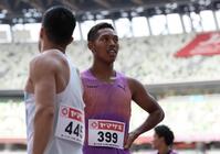 　レースを終え、桐生祥秀（右）と握手するサニブラウン（撮影・石井剣太郎）