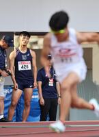 　失格となり厳しい表情でレースを見つめる柳田大輝（左）