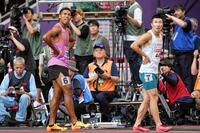 　男子１００メートル予選で敗退したサニブラウン・ハキーム。右は桐生祥秀