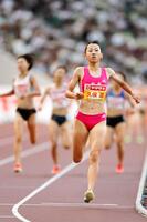 　女子８００メートル予選でゴールする久保凜