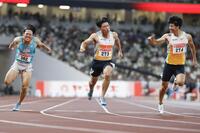 　男子１００メートル準決勝でゴールした小池祐貴（中央）。右は多田修平