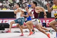 　男子１００メートル準決勝　力走する桐生祥秀（左端）