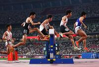 【サンスポ代表１３　第１０９回日本陸上競技選手権大会　第１日目】男子３０００メートル障害決勝で優勝した青木涼真（右から３人目）　＝国立競技場（代表撮影）