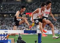 　男子３０００メートル障害に臨む小原響（左端）＝撮影・石井剣太郎