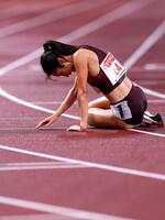 　女子５０００メートル決勝のゴール後、倒れ込む田中希実（代表撮影）