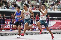　男子１００メートル準決勝、力走する（右から）桐生祥秀、山縣亮太