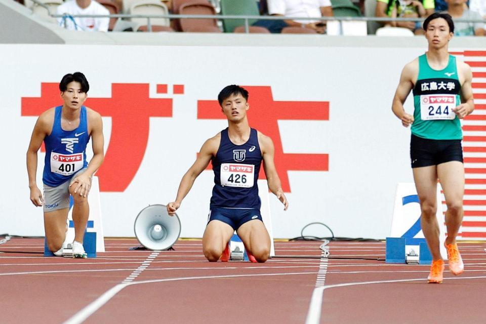 　男子１００メートル予選　不正スタートで失格となった柳田大輝（中央）