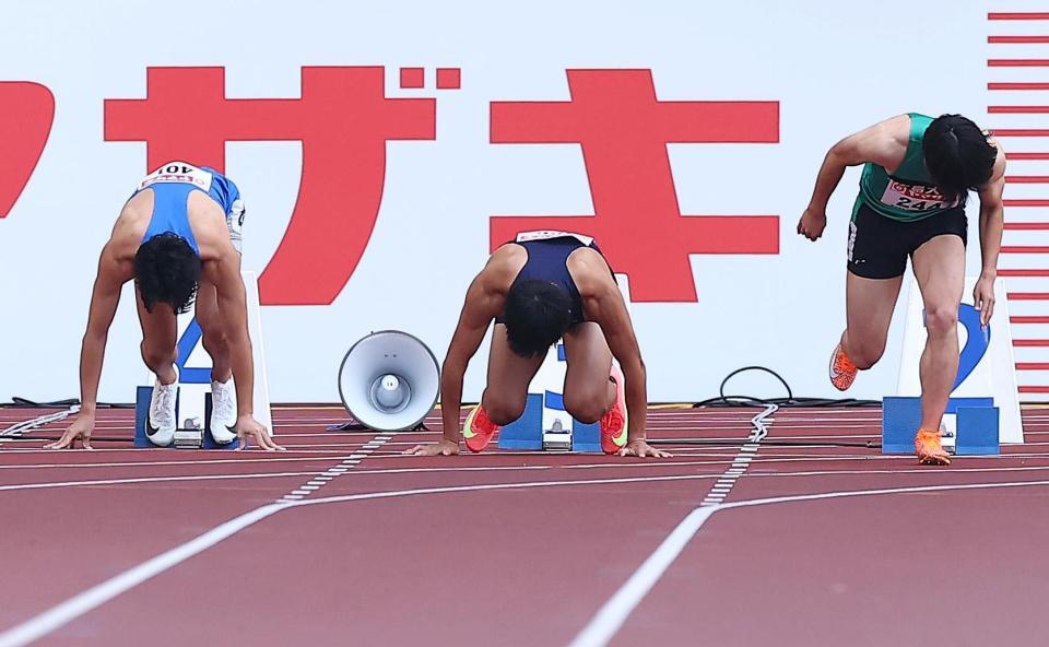 　男子１００メートル予選でフライングし、失格となった柳田大輝（中央）＝代表撮影