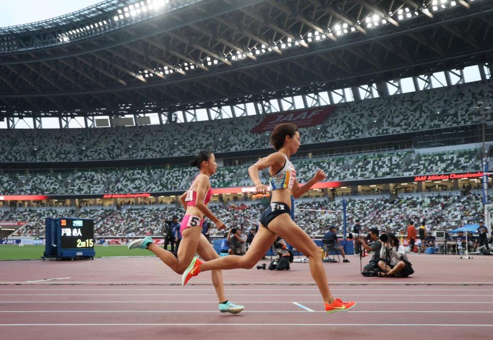 　女子８００メートル予選を突破した久保凛（左）＝撮影・石井剣太郎