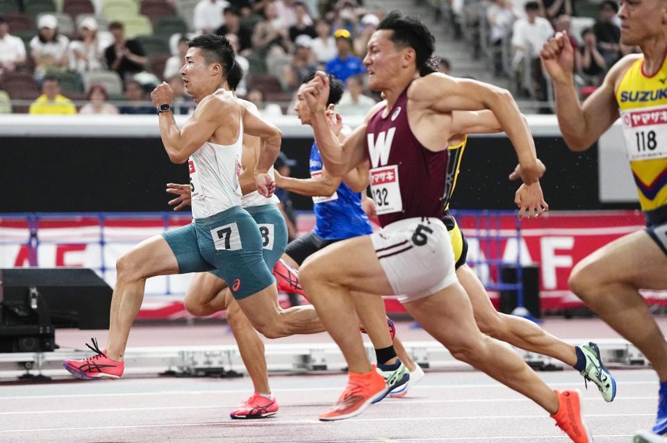 　男子１００メートル準決勝　力走する桐生祥秀（左端）
