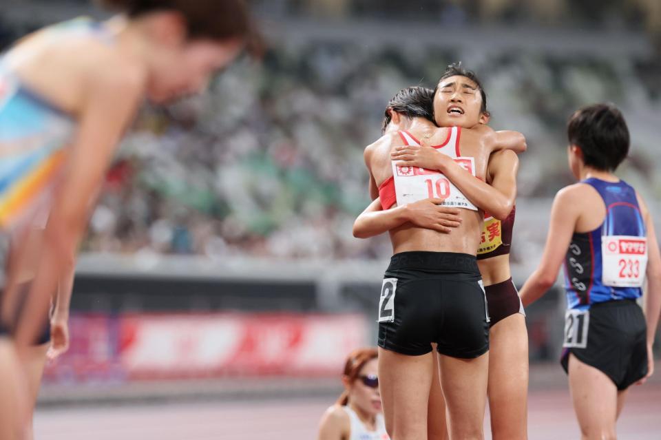 　女子５０００メートル決勝を制し、広中璃梨佳（手前）と抱き合う田中希実（撮影・石井剣太郎）
