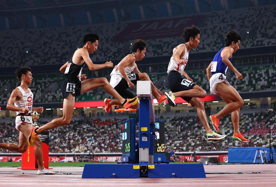 【サンスポ代表１３　第１０９回日本陸上競技選手権大会　第１日目】男子３０００メートル障害決勝で優勝した青木涼真（右から３人目）　＝国立競技場（代表撮影）