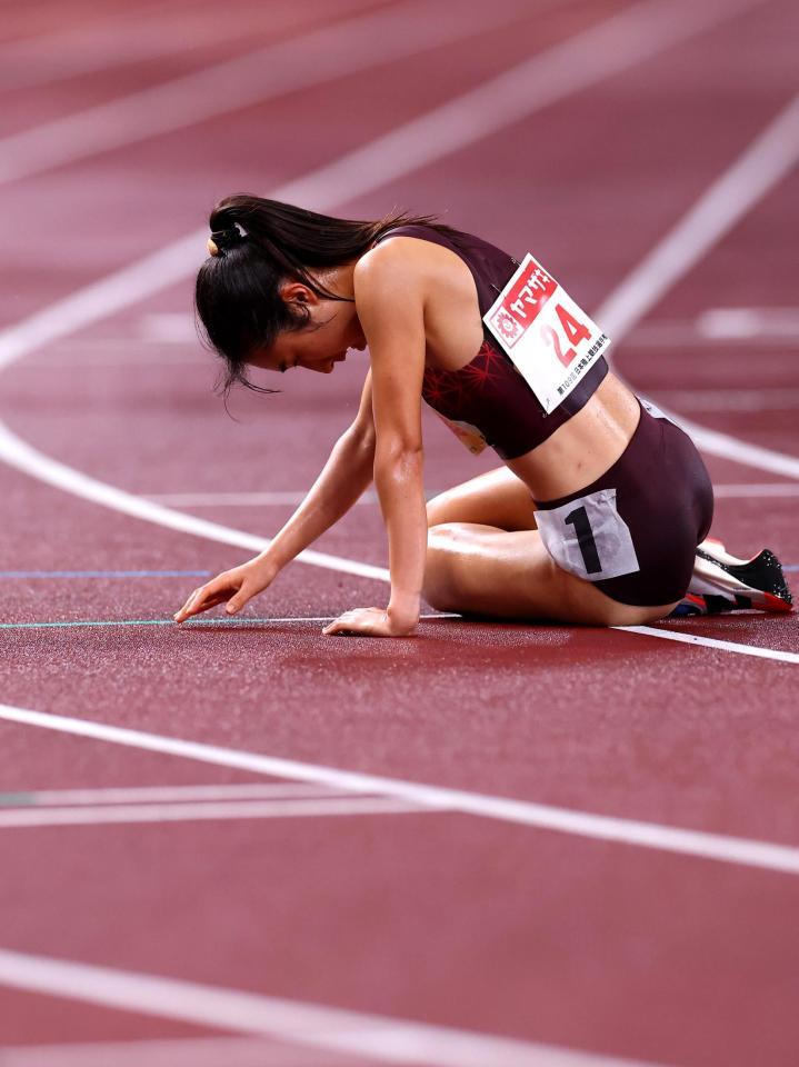 　女子５０００メートル決勝のゴール後、倒れ込む田中希実（代表撮影）