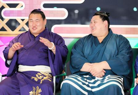 　大相撲名古屋場所前夜祭の収録に臨んだ豊昇龍（左）と大の里