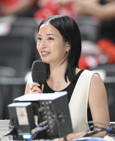 　コートサイドからレポートする広瀬すず（撮影・伊藤笙子）