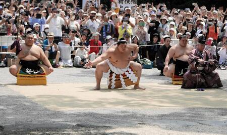 　太刀持ちに高安（左）、露払いに隆の勝（右）を従え土俵入りを行う大の里