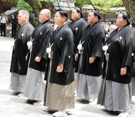 　拝殿前に並ぶ（前列左から）高田川親方、八角理事長、九重親方（後列左から）大の里、豊昇龍、琴桜