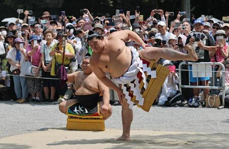 　名古屋場所を前に、奉納土俵入りを披露する横綱大の里（手前）。後ろは高安