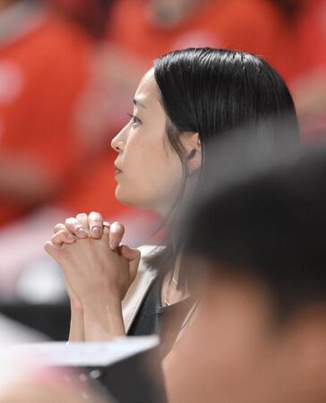 　日本の攻撃を祈るように見つめる広瀬すず（撮影・伊藤笙子）