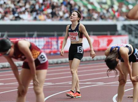 　ゴール後に厳しい表情を見せるドルーリー朱瑛里（中央）