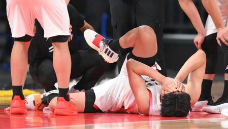 　第３Ｑ、右足首を痛め顔を覆う吉井裕鷹（撮影・伊藤笙子）