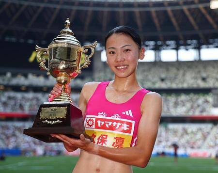 　女子８００メートルで優勝し笑顔を見せる久保凛