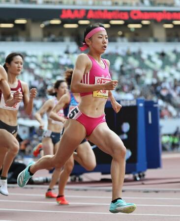 　女子８００メートル決勝で力走する久保凛