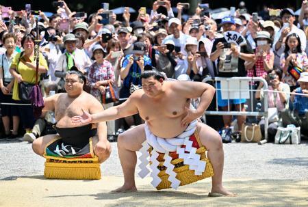　熱田神宮で奉納土俵入りを行う新横綱大の里。太刀持ち高安＝名古屋市