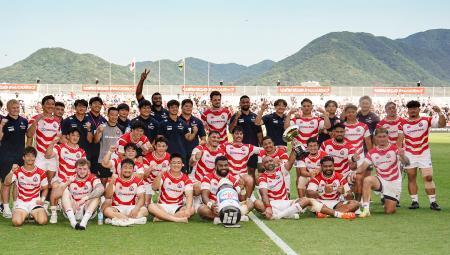 　ラグビーのテストマッチでウェールズ代表に勝利し記念撮影する日本フィフティーン＝５日、北九州市のミクニワールドスタジアム北九州