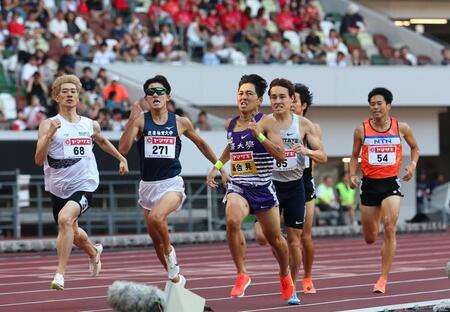 　男子８００メートル決勝で力走する落合晃（中央）