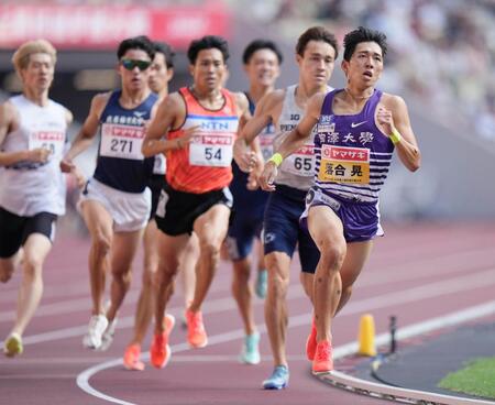 　男子８００メートル決勝で力走する落合晃（右端）