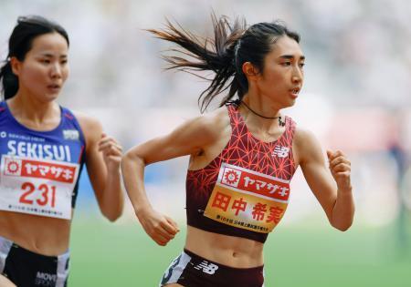 　女子１５００メートル予選　力走する田中希実（右）＝国立競技場