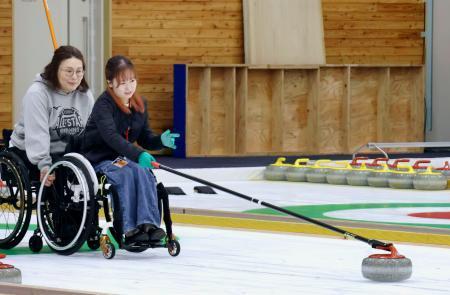 冬季パラ代表参加し体験会、札幌　車いすカーリング