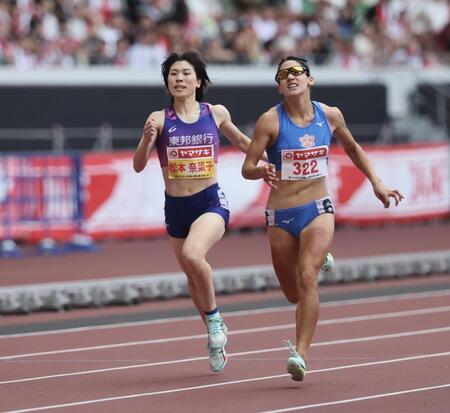 【写真】モリモリ僧帽筋にドキッ　青木アリエの鍛えた筋肉がちょー綺麗