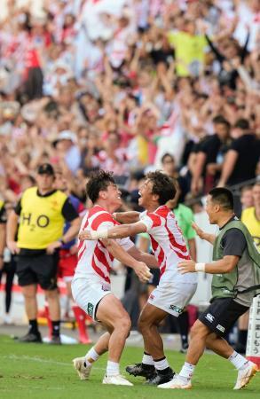 　ウェールズに勝利し喜ぶ藤原（中央）ら日本フィフティーン＝ミクニワールドスタジアム北九州