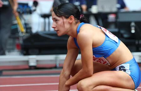 　女子４００メートルで優勝を逃し、肩を落とすフロレス・アリエ