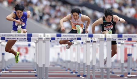 　男子１１０メートル障害決勝　力走する泉谷駿介（中央）＝国立競技場